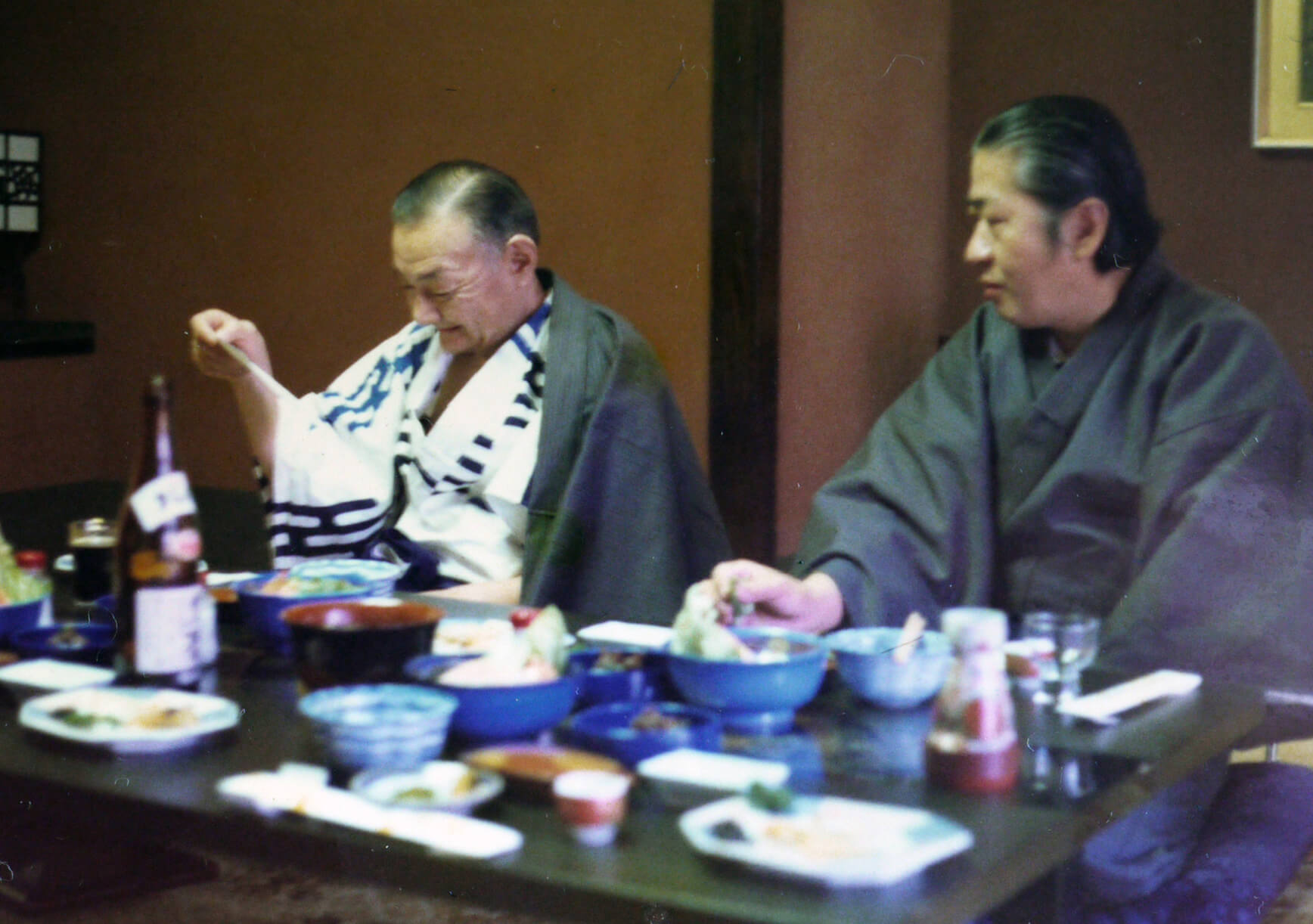 昭和50年黒帯の推薦文を書く朝食時の吉田健一氏と観世栄夫氏